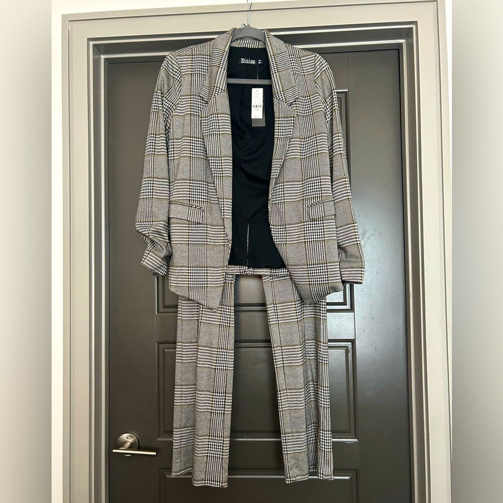 New York and Company/7th Avenue 2 Piece  suit. NEVER WORN, with TAGS